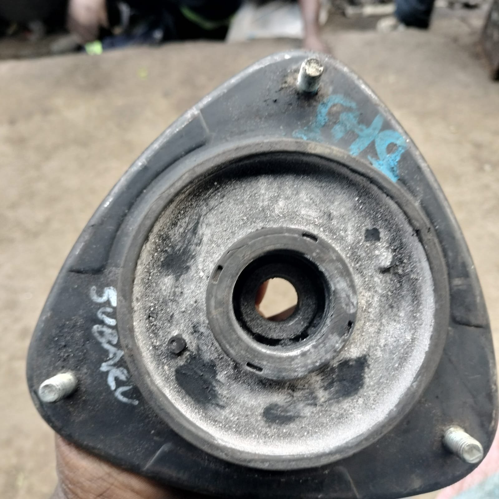 Subaru Outback Shock Mountain